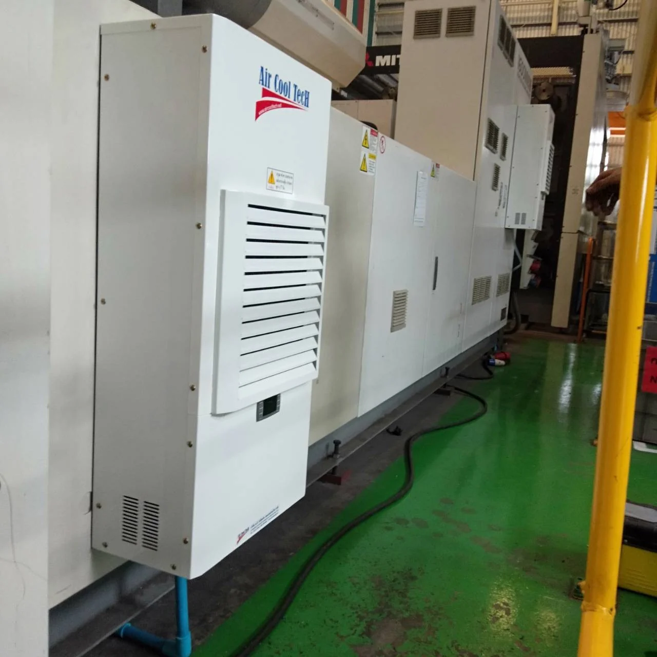 เครื่องปรับอากาศสำหรับตู้คอนโทรลที่ติดตั้งอยู่กับตู้ในพื้นที่ทำงาน